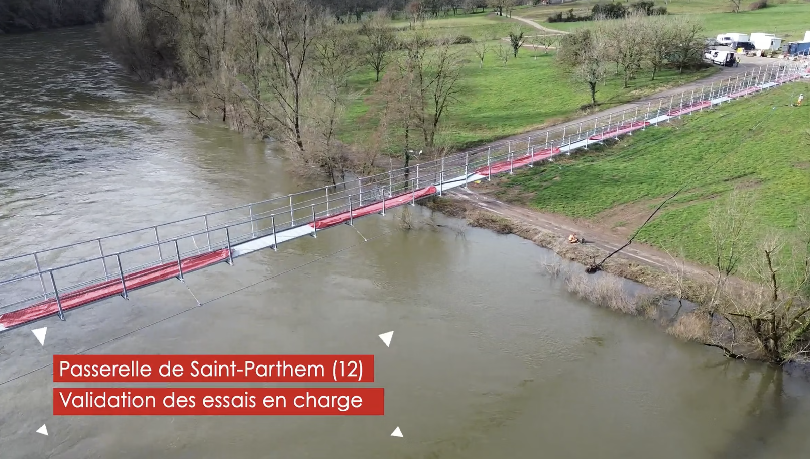 Passerelle cyclable suspendue de Saint-Parthem (Aveyron - 12) : validation des essais en charge avant ouverture.